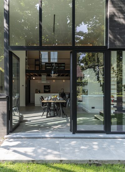 Intgroenewoud-eetkamer en keuken vanuit tuin